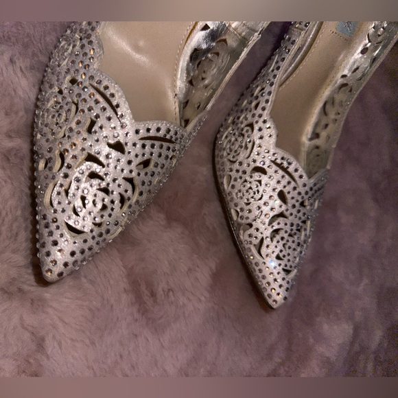 Betsey Johnson ELSA Silver Cutout pointed toe Heels 8 bride bridal wedding - Picture 15 of 15
